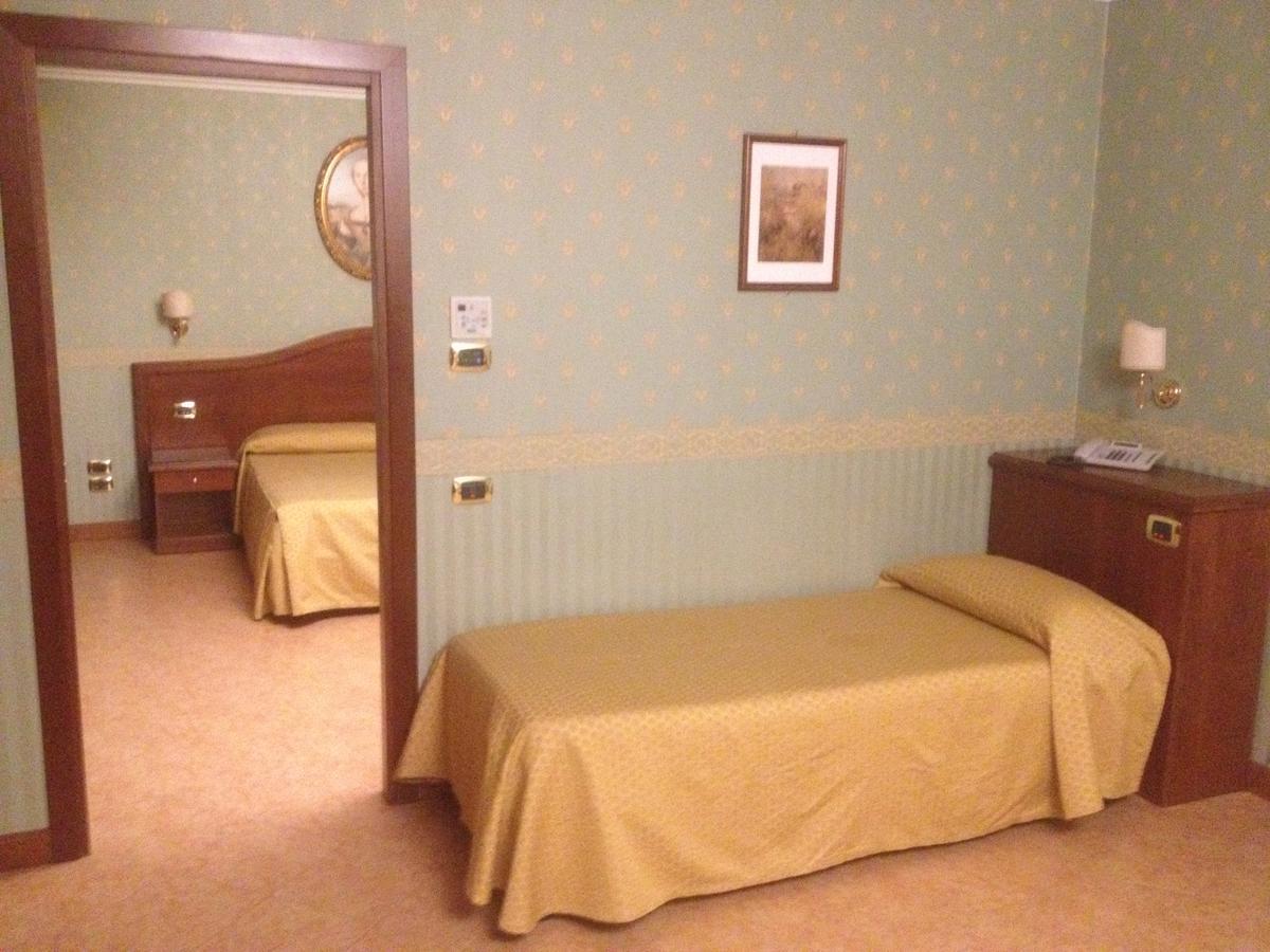Al Boschetto Hotell Castel Volturno Eksteriør bilde